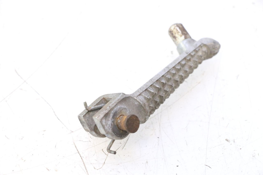 photo de CALE PIED AVANT DROIT YAMAHA YZF R6 600 (2008 - 2009) - Autre angle de vue