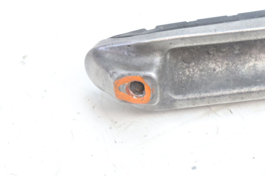 photo de CALE PIED AVANT DROIT KAWASAKI ZZR 600 (1995 - 2004) - Gros plan technique