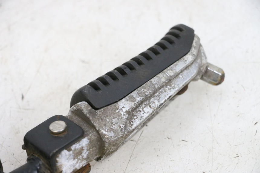 photo de CALE PIED AVANT GAUCHE KSR CODE 125 (2018 - 2020) - Gros plan technique