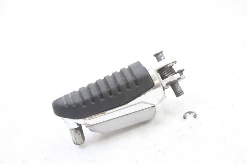 photo de CALE PIED AVANT GAUCHE SUZUKI GSR 750 (2011 - 2017)