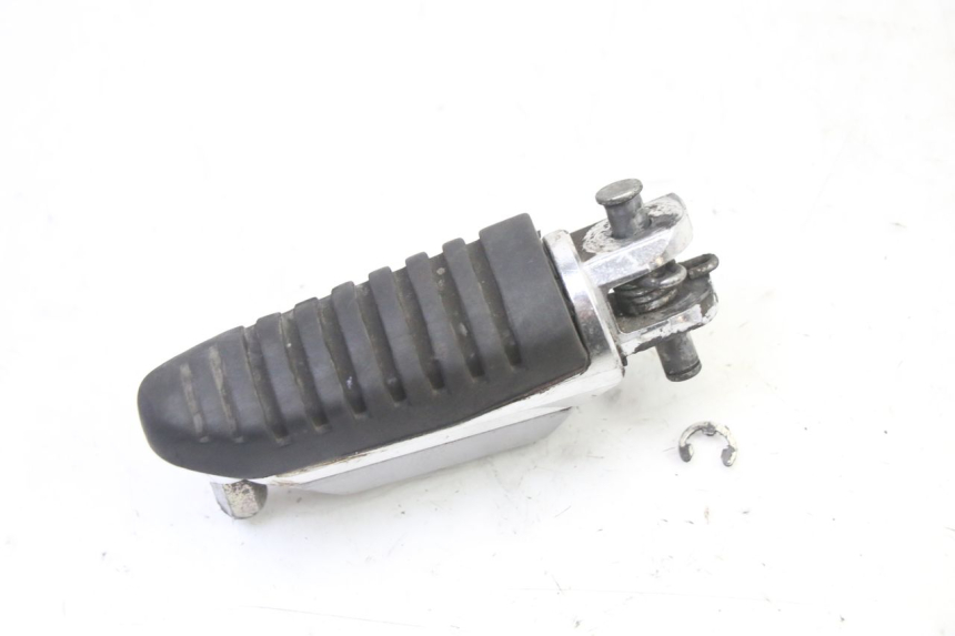 photo de CALE PIED AVANT GAUCHE SUZUKI GSR 750 (2011 - 2017)