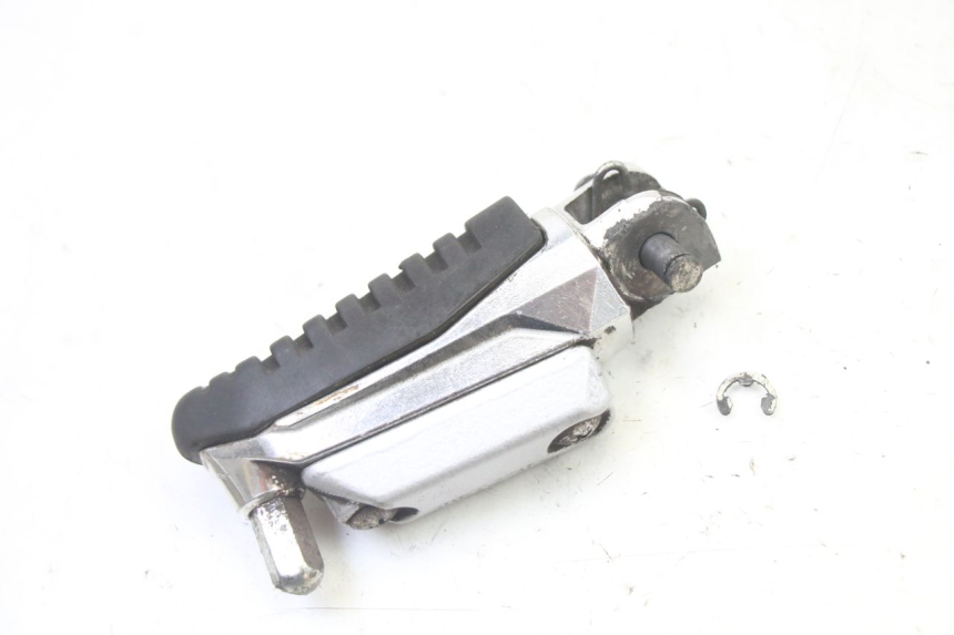 photo de CALE PIED AVANT GAUCHE SUZUKI GSR 750 (2011 - 2017)