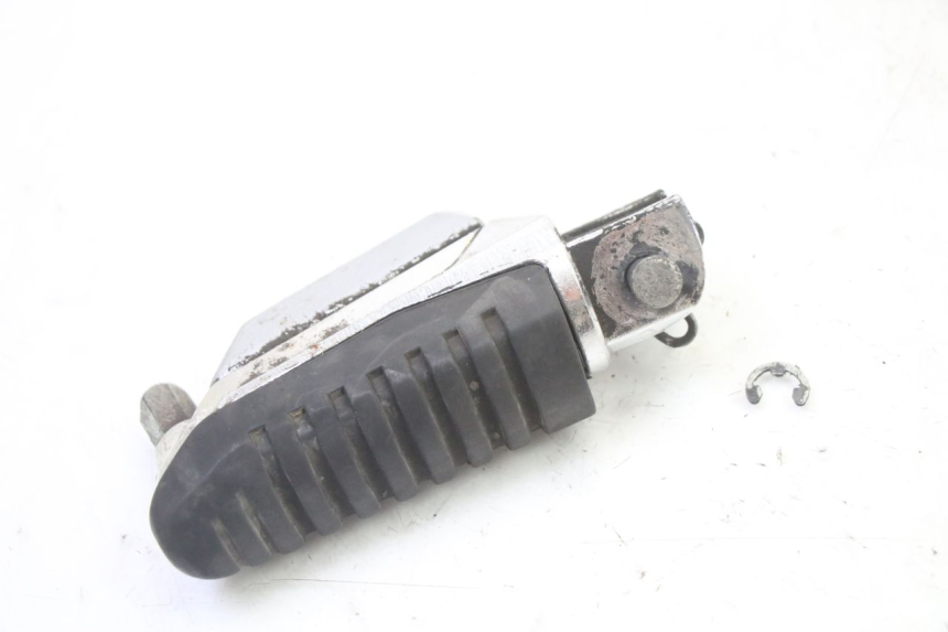 photo de CALE PIED AVANT GAUCHE SUZUKI GSR 750 (2011 - 2017)