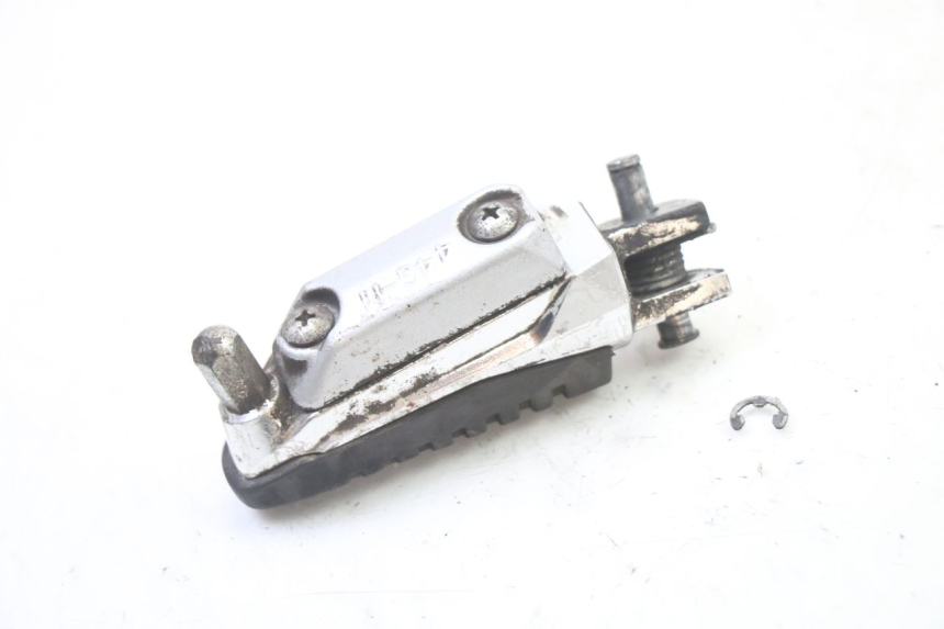 photo de CALE PIED AVANT GAUCHE SUZUKI GSR 750 (2011 - 2017)