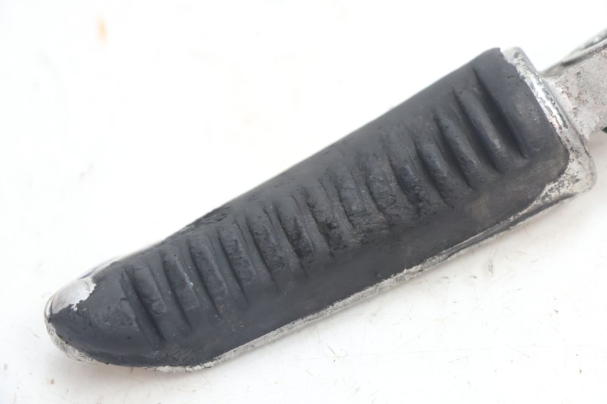 photo de CALE PIED AVANT GAUCHE SUZUKI GSX F GSXF 750 (1988 - 1998) - Détail de la pièce