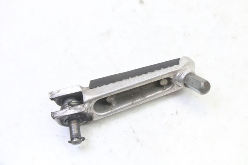 photo de CALE PIED AVANT GAUCHE SUZUKI SV S 650 (2003 - 2009)