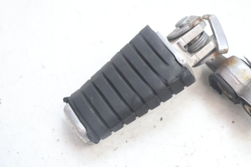 photo de CALE PIED AVANT GAUCHE YAMAHA XV VIRAGO 535 (1988 - 2004) - Détail de la pièce