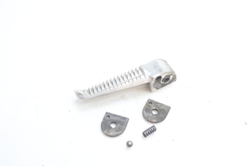 photo de CALE PIED AVANT GAUCHE YAMAHA YZF R GENESIS 750 (1993 - 1998) - Détail de la pièce