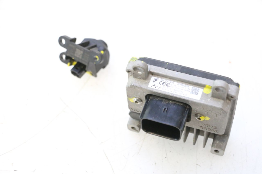photo de CAMERA DE RECUL PIAGGIO MP3 HPE 530 (2022 - 2026) - Autre angle de vue