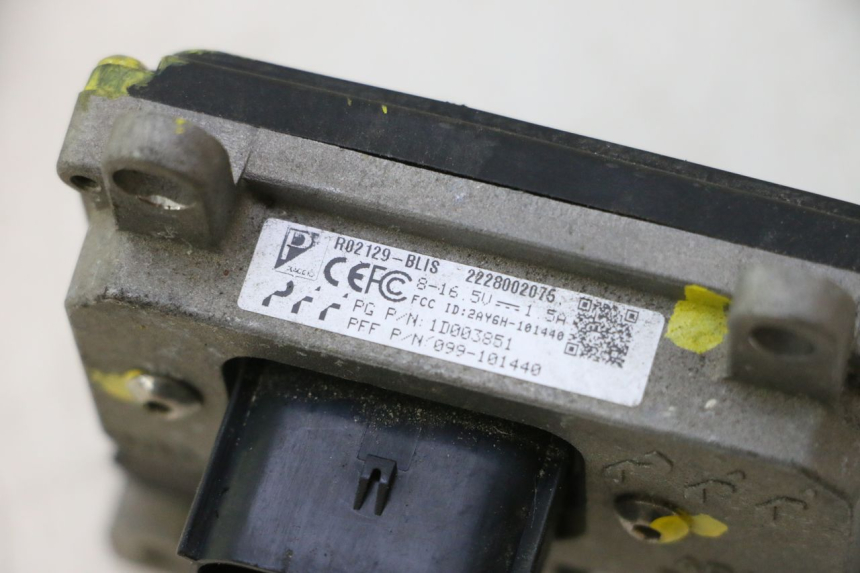 photo de CAMERA DE RECUL PIAGGIO MP3 HPE 530 (2022 - 2026) - Gros plan technique