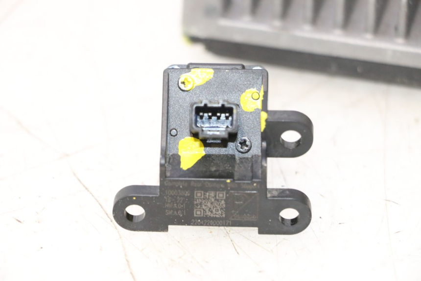 photo de CAMERA DE RECUL PIAGGIO MP3 HPE 530 (2022 - 2026) - Points de fixation
