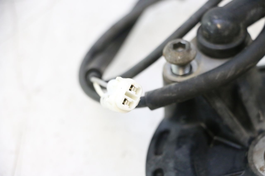 photo de CAPTEUR ABS ARRIERE YAMAHA FJR 1300 (2001 - 2005) - Points de fixation