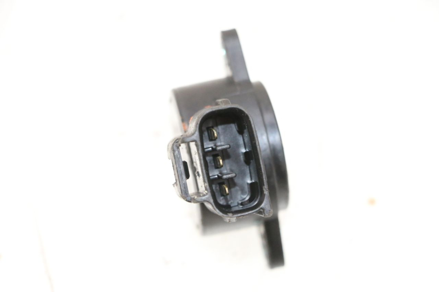 photo de CAPTEUR TPS YAMAHA XMAX X-MAX 125 (2006 - 2009) - Autre angle de vue