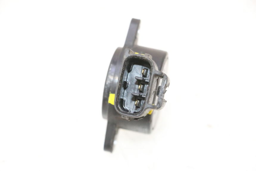 photo de CAPTEUR TPS YAMAHA XMAX X-MAX 125 (2006 - 2009) - Autre angle de vue