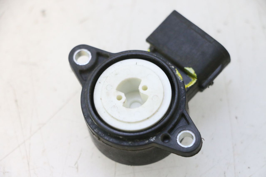 photo de CAPTEUR TPS YAMAHA XMAX X-MAX 125 (2006 - 2009) - Gros plan technique