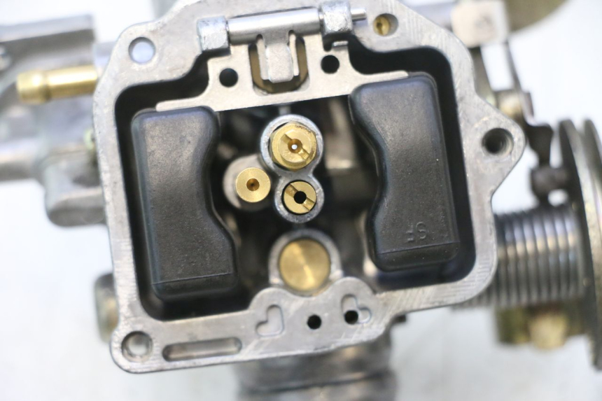photo de CARBURATEUR SYM ORBIT 2 4T 50 (2008 - 2017) - Vue rapprochée