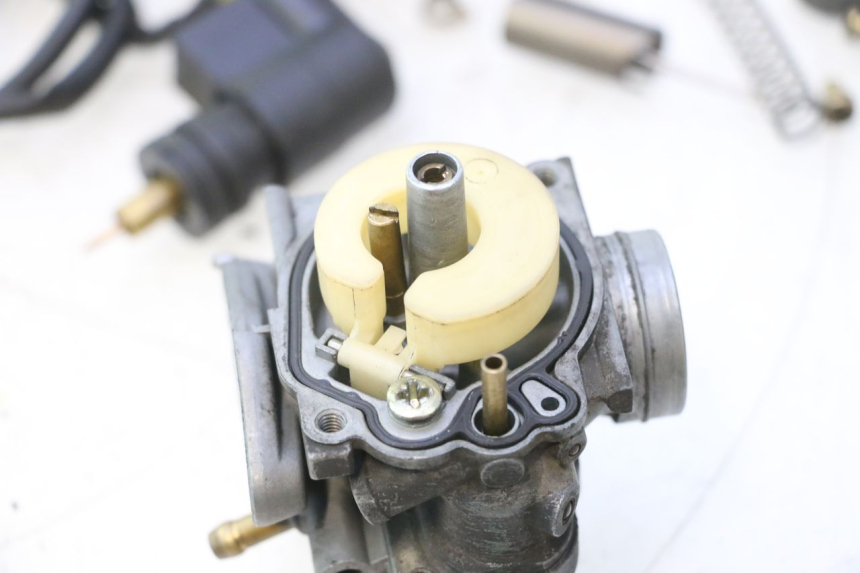 photo de CARBURATEUR PEUGEOT TREKKER 50 (1995 - 2004) - Vue rapprochée