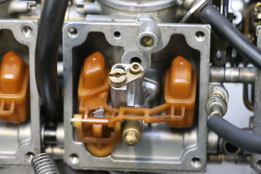 photo de CARBURATEUR YAMAHA YZF R GENESIS 750 (1993 - 1998) - Gros plan technique