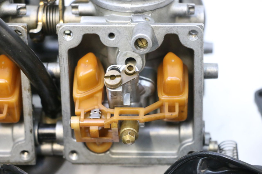 photo de CARBURATEUR YAMAHA YZF R GENESIS 750 (1993 - 1998) - Points de fixation