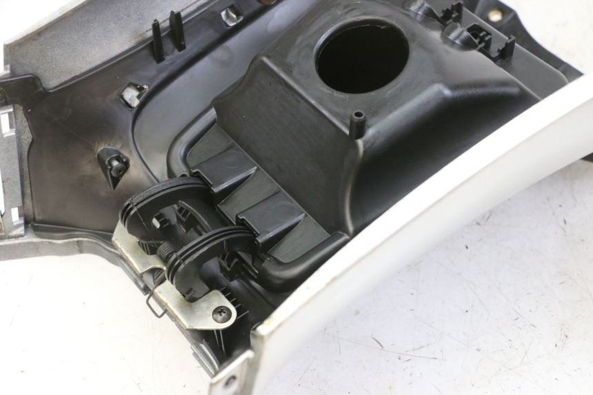 photo de CARENAGE RESERVOIR PIAGGIO MP3 LT 300 (2010 - 2016)