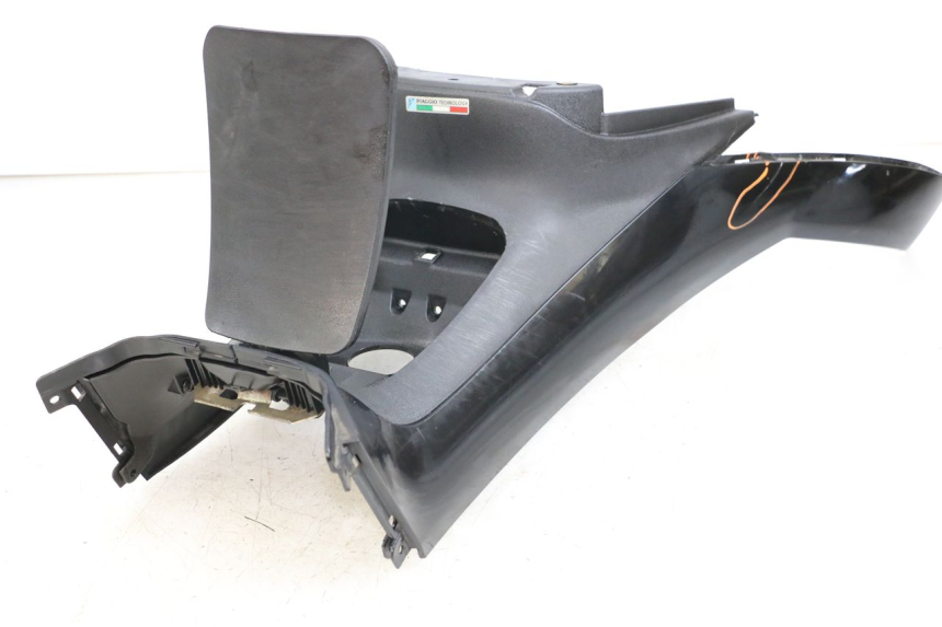 photo de CARENAGE RESERVOIR PIAGGIO MP3 500 (2011 - 2015)