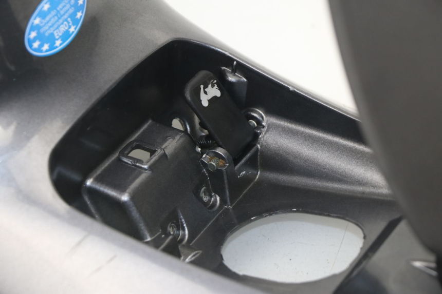 photo de CARENAGE RESERVOIR PIAGGIO X8 400 (2006 - 2007)