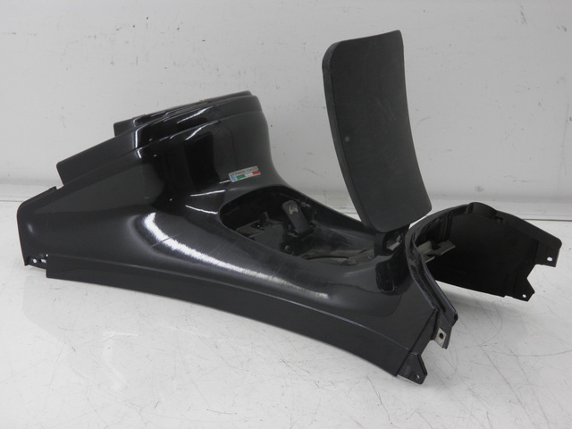 photo de CARENAGE RESERVOIR PIAGGIO XEVO - X EVO 125 (2010 - 2015)