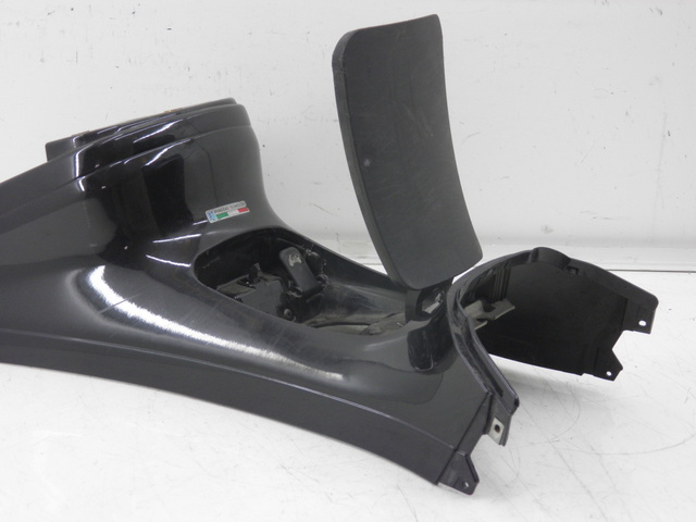 photo de CARENAGE RESERVOIR PIAGGIO XEVO - X EVO 125 (2010 - 2015)