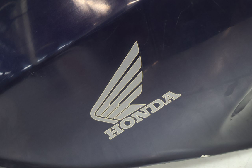 photo de CARENAGE RESERVOIR HONDA ST PAN EUROPEAN 1100 (1990 - 2002) - Gros plan technique