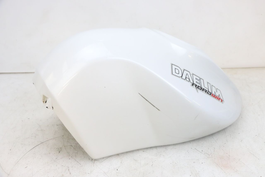 photo de CARENAGE RESERVOIR DAELIM VJ ROADWIN FI 125 (2008 - 2017) - Gros plan technique