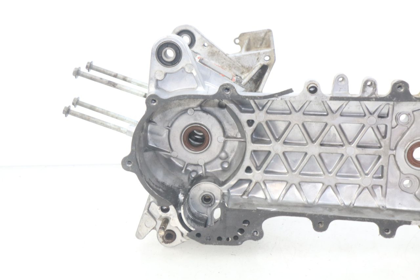 photo de CARTER BAS MOTEUR KYMCO AGILITY RS 2T 50 (2009 - 2013) - Gros plan technique