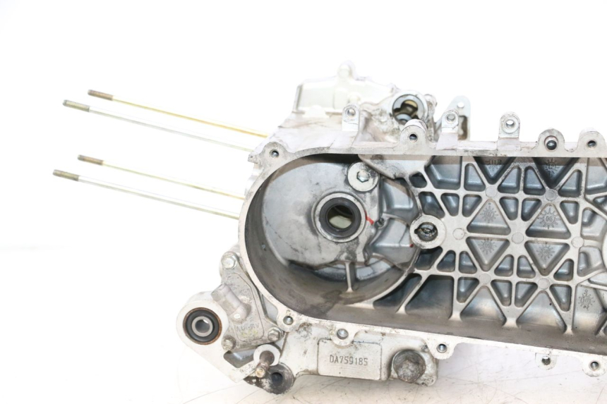 photo de CARTER BAS MOTEUR SYM MIO 50 (2005 - 2010) - Détails caractéristiques