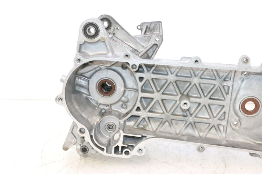 photo de CARTER BAS MOTEUR KYMCO SUPER 8 2T 50 (2007 - 2013) - Vue rapprochée