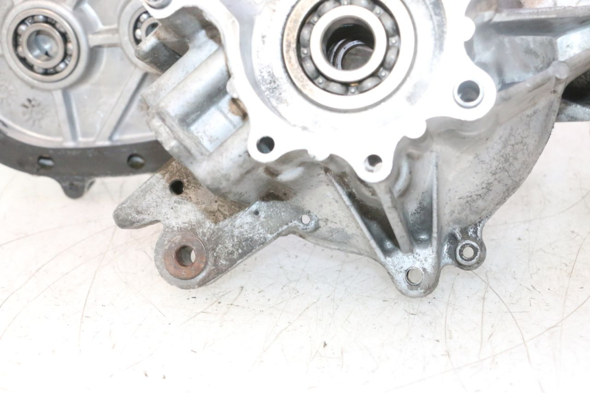 photo de CARTER BAS MOTEUR KYMCO SUPER 8 2T 50 (2007 - 2013) - Gros plan technique