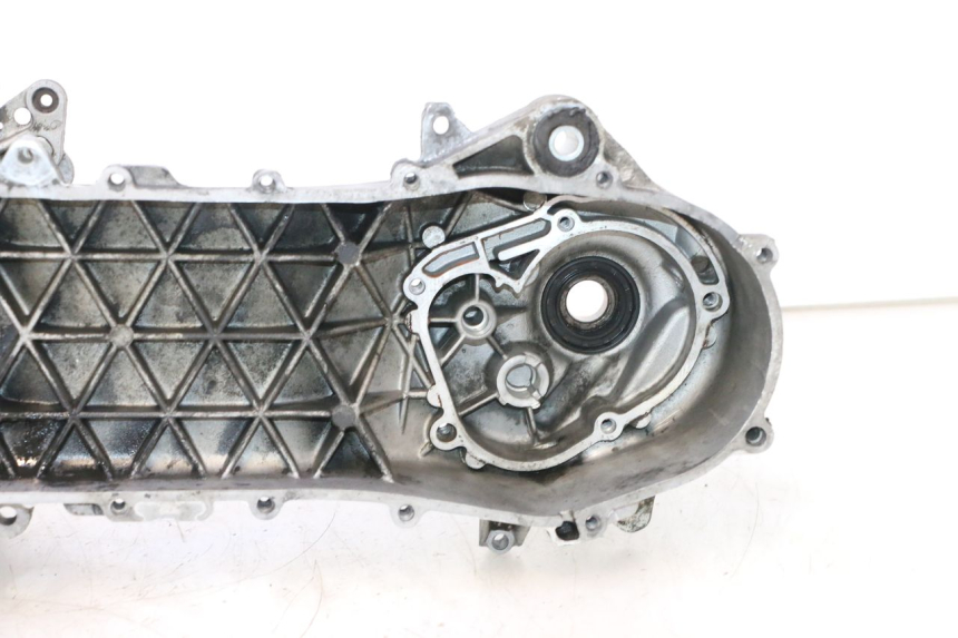 photo de CARTER BAS MOTEUR PIAGGIO VESPA PRIMAVERA 2T 50 (2013 - 2018) - Détails caractéristiques