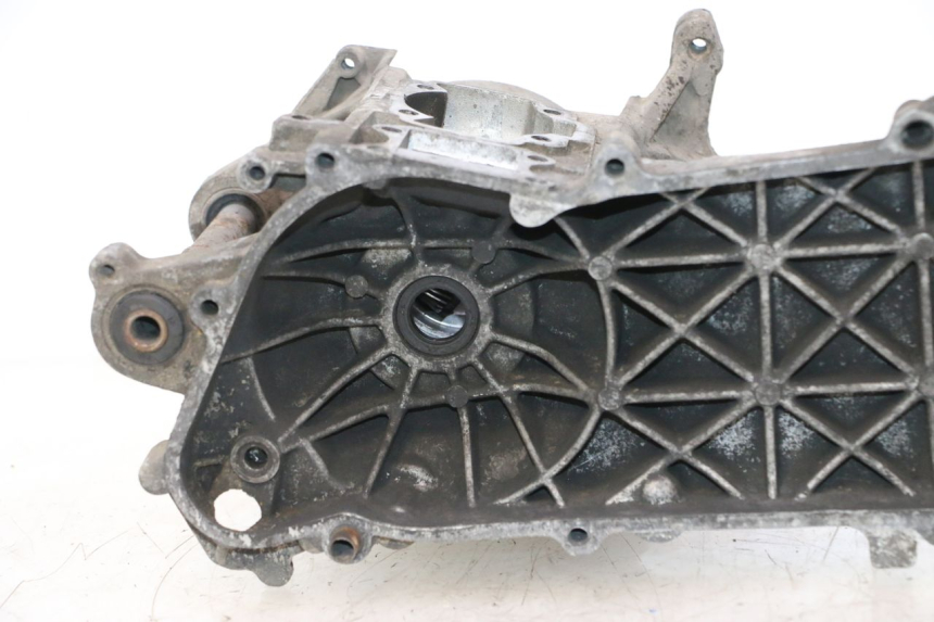 photo de CARTER BAS MOTEUR PEUGEOT VIVACITY 50 (1998 - 2003) - Gros plan technique