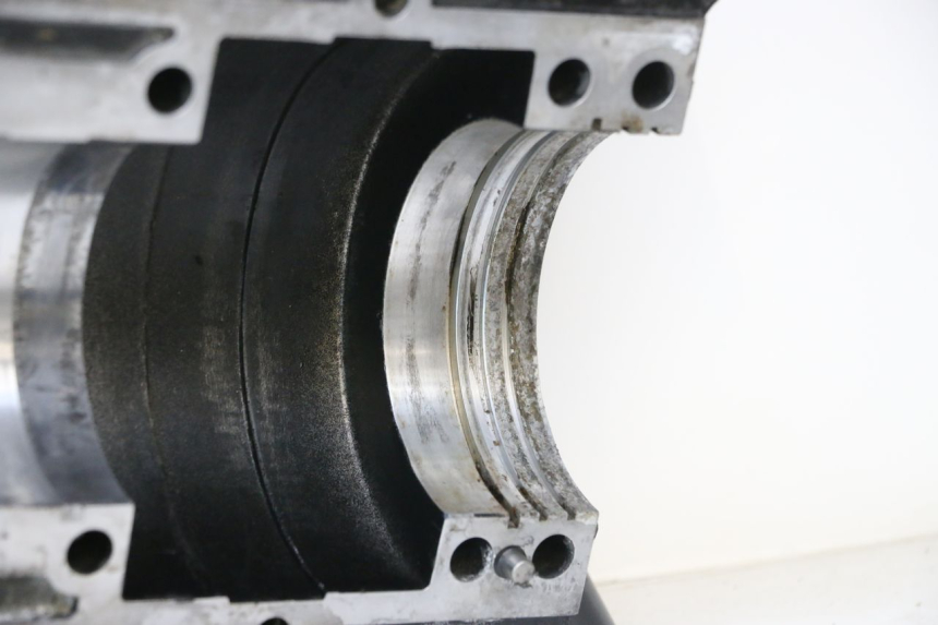 photo de CARTER BAS MOTEUR YAMAHA WAVE RUNNER GP R 1200 (2000 - 2003) - Gros plan technique