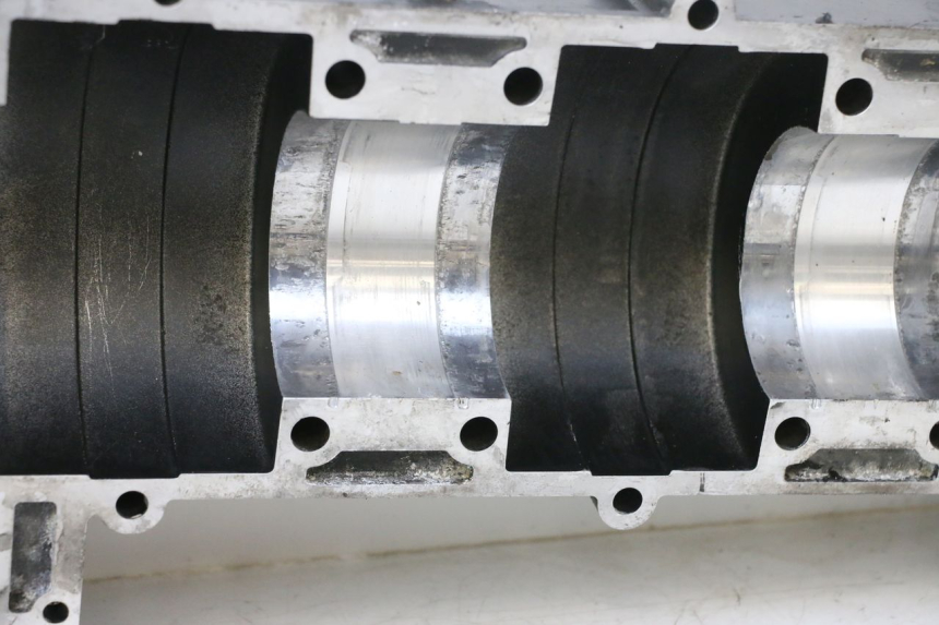 photo de CARTER BAS MOTEUR YAMAHA WAVE RUNNER GP R 1200 (2000 - 2003) - Points de fixation
