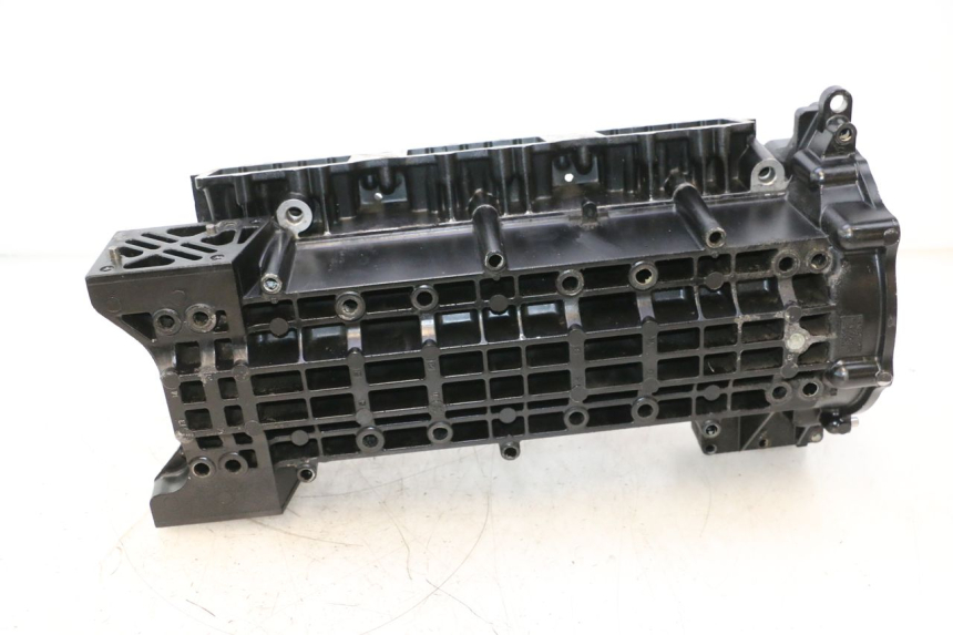 photo de CARTER BAS MOTEUR YAMAHA WAVE RUNNER GP R 1200 (2000 - 2003) - Gros plan technique