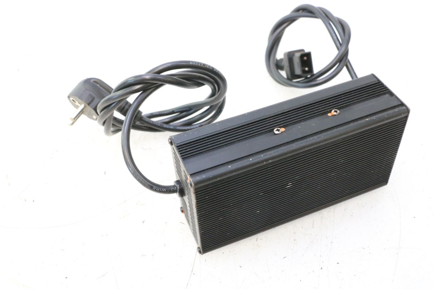 photo de CHARGEUR BATTERIE BAIKU SAKURA 1 (2021 - 2025) - Autre angle de vue