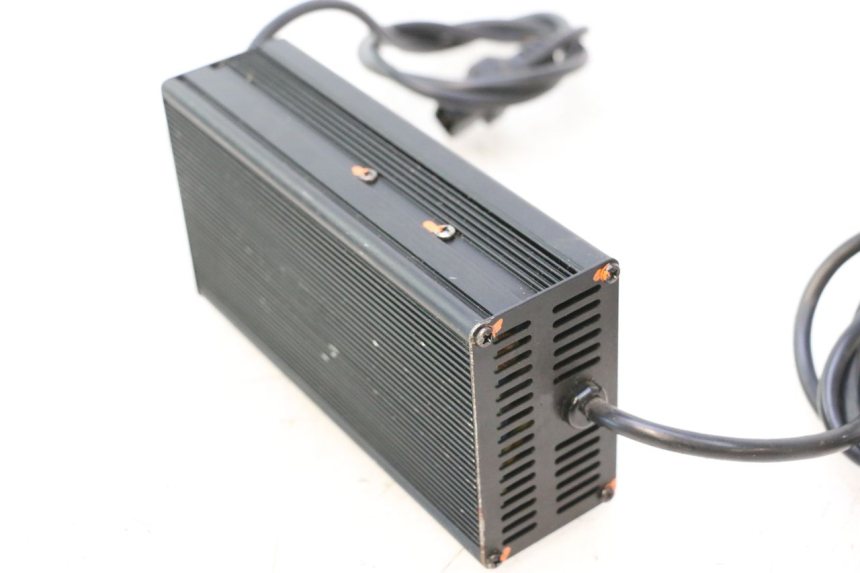 photo de CHARGEUR BATTERIE BAIKU SAKURA 1 (2021 - 2025) - Gros plan technique