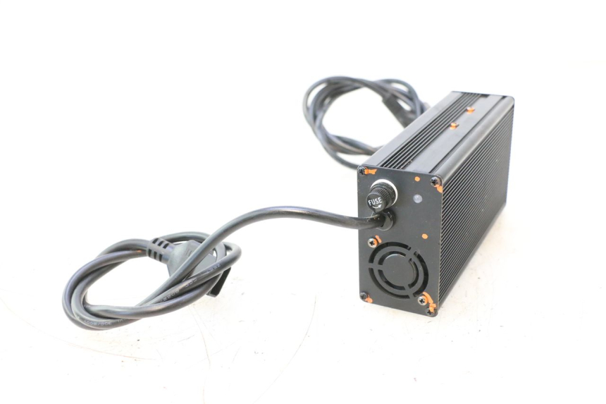 photo de CHARGEUR BATTERIE BAIKU SAKURA 1 (2021 - 2025) - Vue d’ensemble