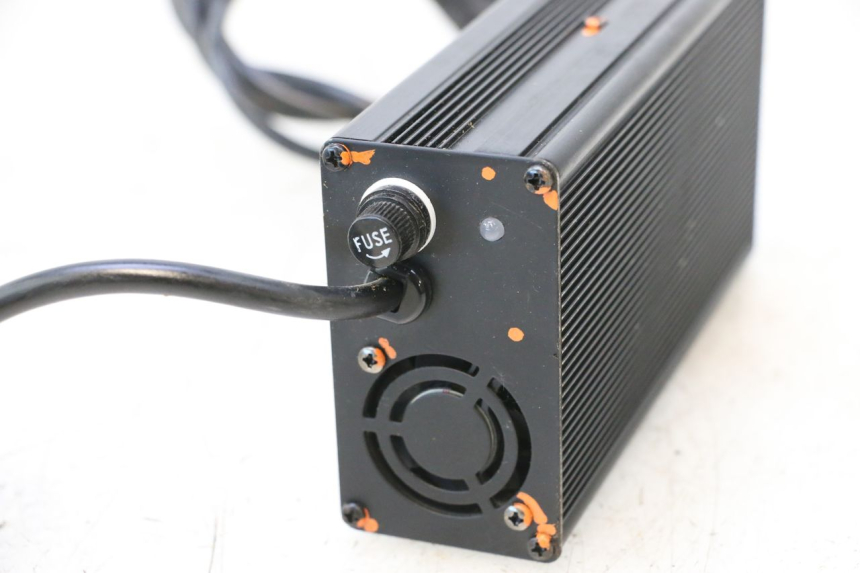 photo de CHARGEUR BATTERIE BAIKU SAKURA 1 (2021 - 2025) - Points de fixation