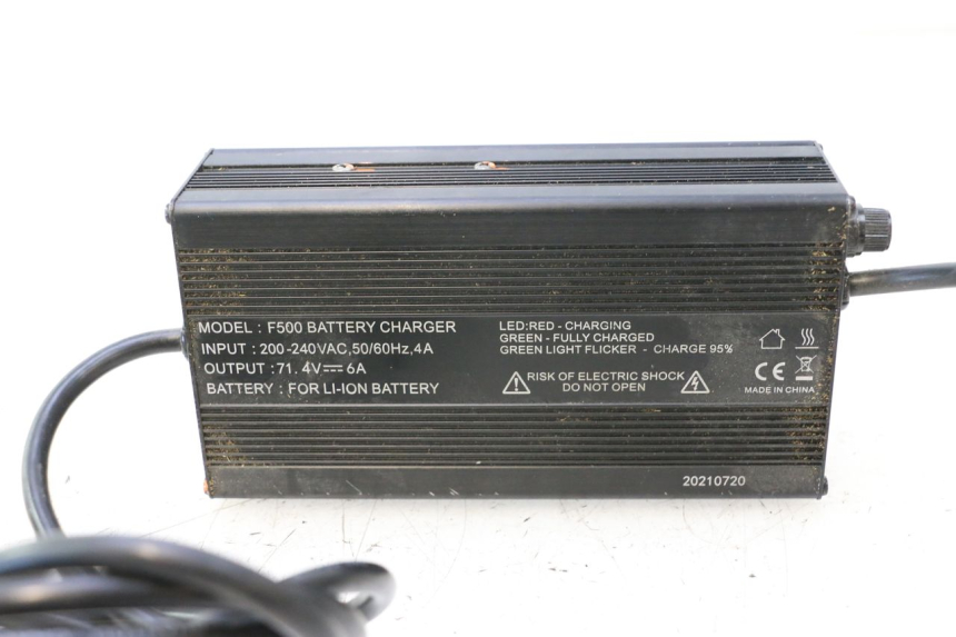 photo de CHARGEUR BATTERIE BAIKU SAKURA 1 (2021 - 2025) - État de surface