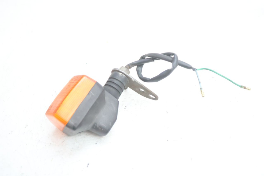 photo de CLIGNOTANT ARRIERE DROIT HONDA CB TWO FIFTY 250 (1991 - 2002) - Gros plan technique