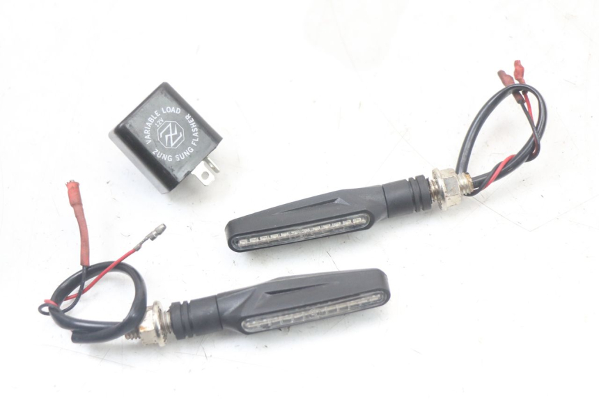 photo de CLIGNOTANT ARRIERE SUZUKI GS F 500 (2004 - 2007) - Vue principale