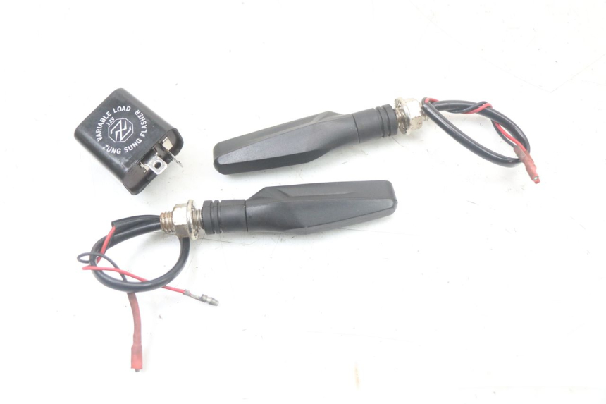 photo de CLIGNOTANT ARRIERE SUZUKI GS F 500 (2004 - 2007) - Détail de la pièce