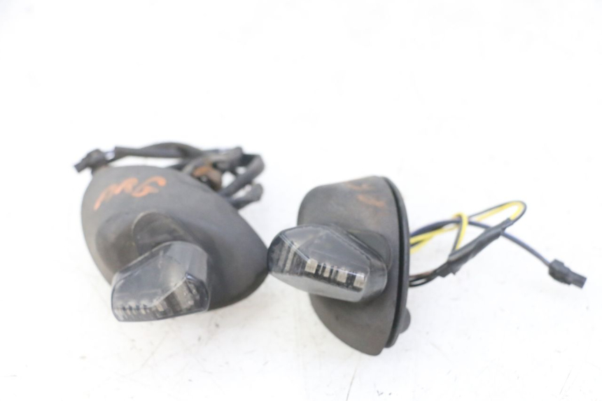 photo de CLIGNOTANT ARRIERE PIAGGIO MP3 LT 400 (2007 - 2012)