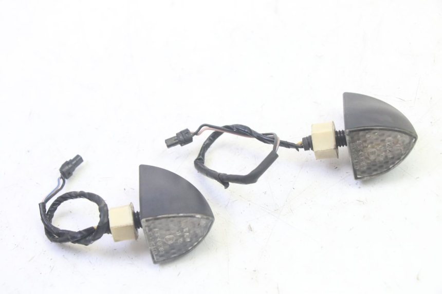 photo de CLIGNOTANT ARRIERE PIAGGIO MP3 RL 250 (2007 - 2010) - Autre angle de vue