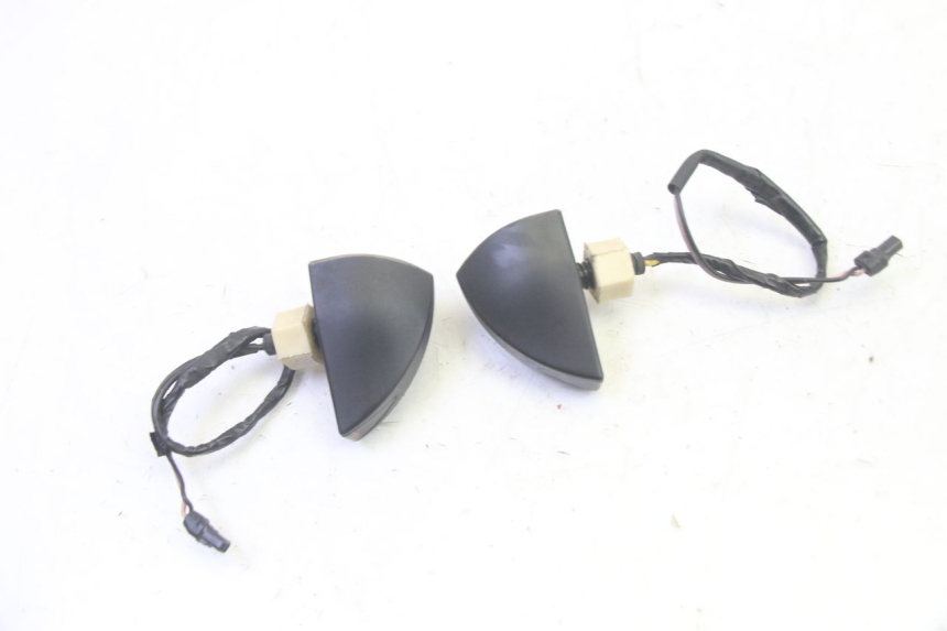 photo de CLIGNOTANT ARRIERE PIAGGIO MP3 RL 250 (2007 - 2010) - Gros plan technique